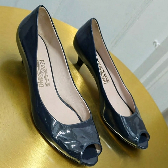Salvatore Ferragamo Navy Blue Patent Peep-Toe Kitten Heels Size 9.5 B🌴 - Picture 2 of 10